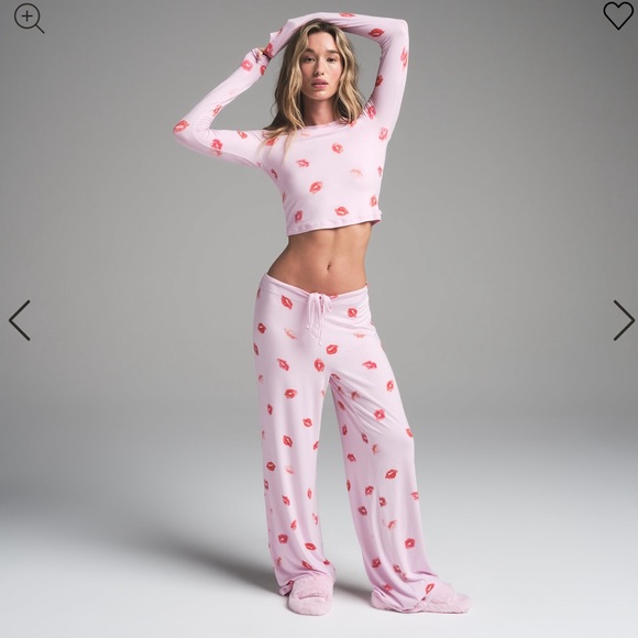 SKIMS Tops - NWT SKIMS SUPER CROPPED LONG SLEEVE & PANT CHERRY BLOSSOM LIPSTICK SET | LARGE